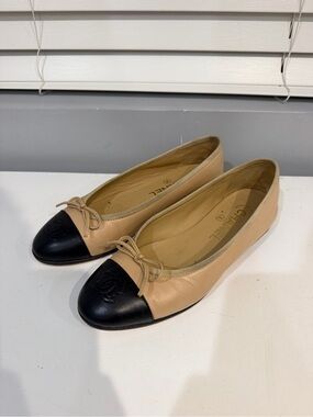 CHANEL Beige and Black Cap-Toe Leather Ballet Flats